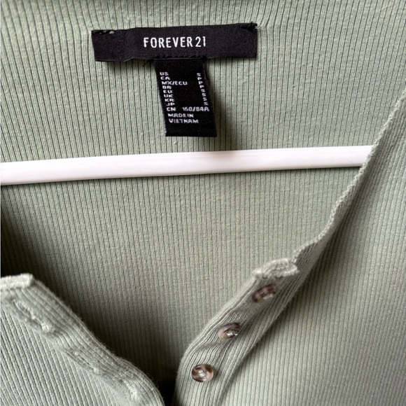 Forever21 Green Long Sleeve Crop Top. Size S - Picture 3 of 3